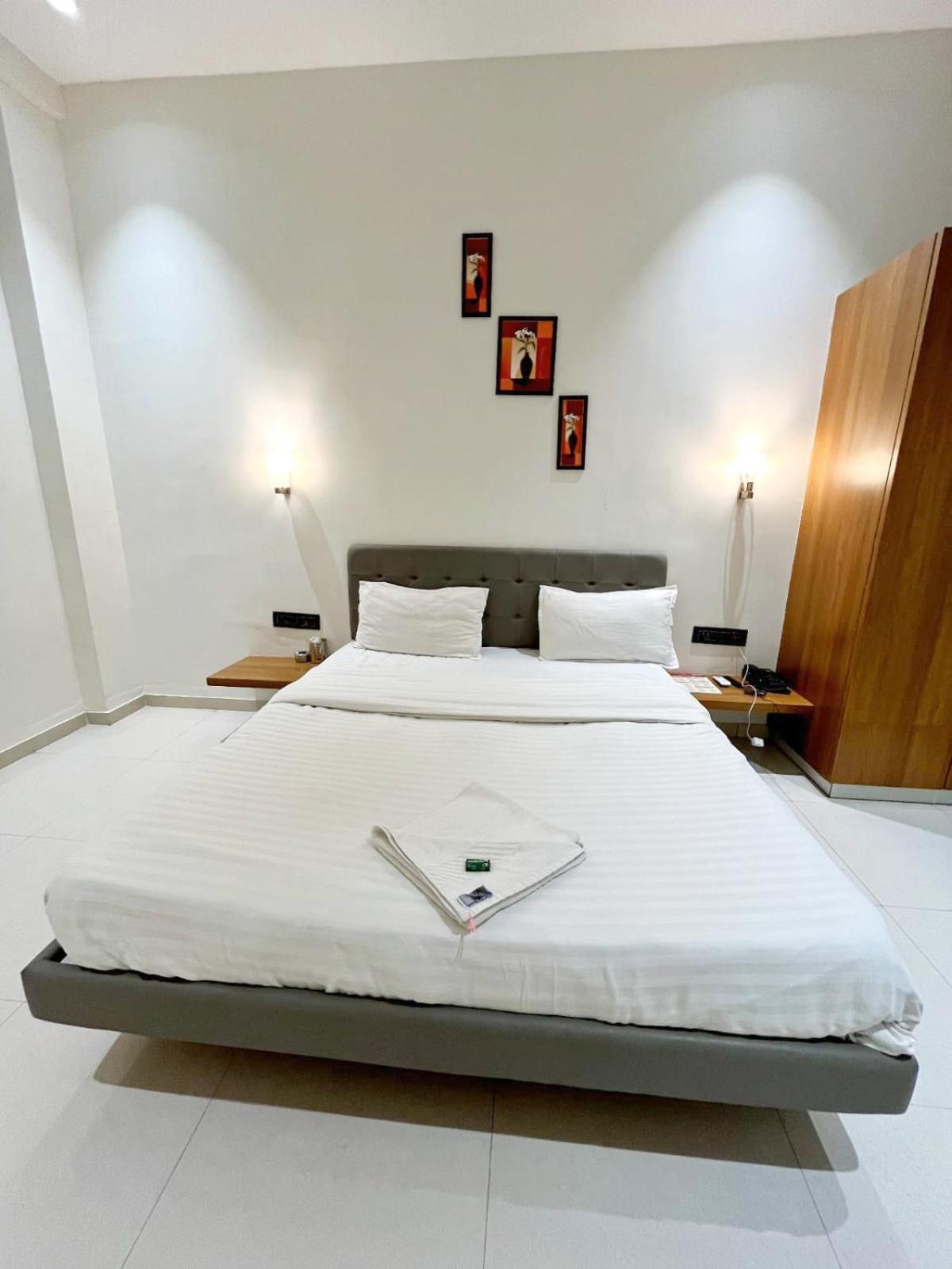 Hotel Gold Palace Inn Σουράτ Εξωτερικό φωτογραφία