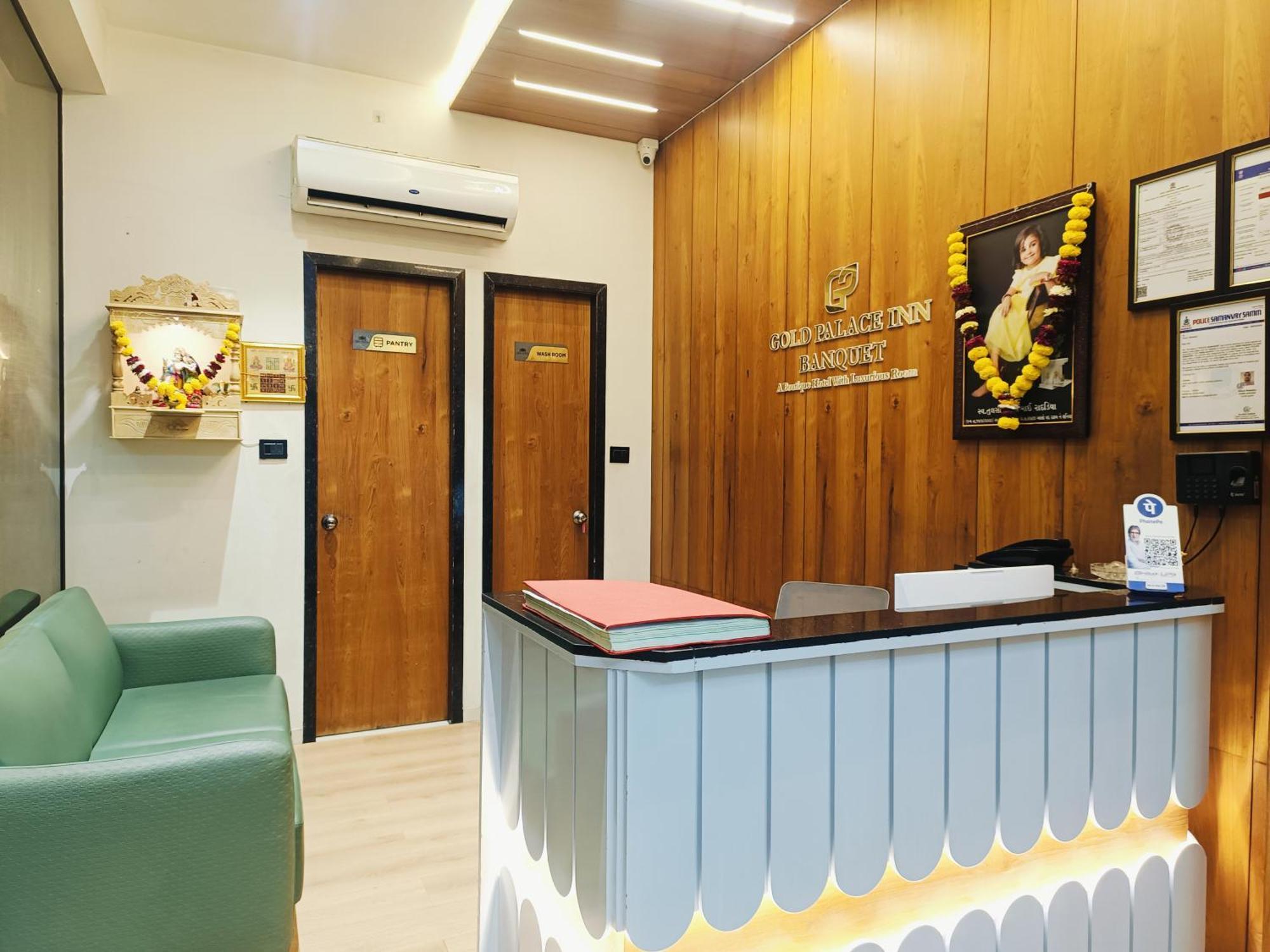 Hotel Gold Palace Inn Σουράτ Εξωτερικό φωτογραφία