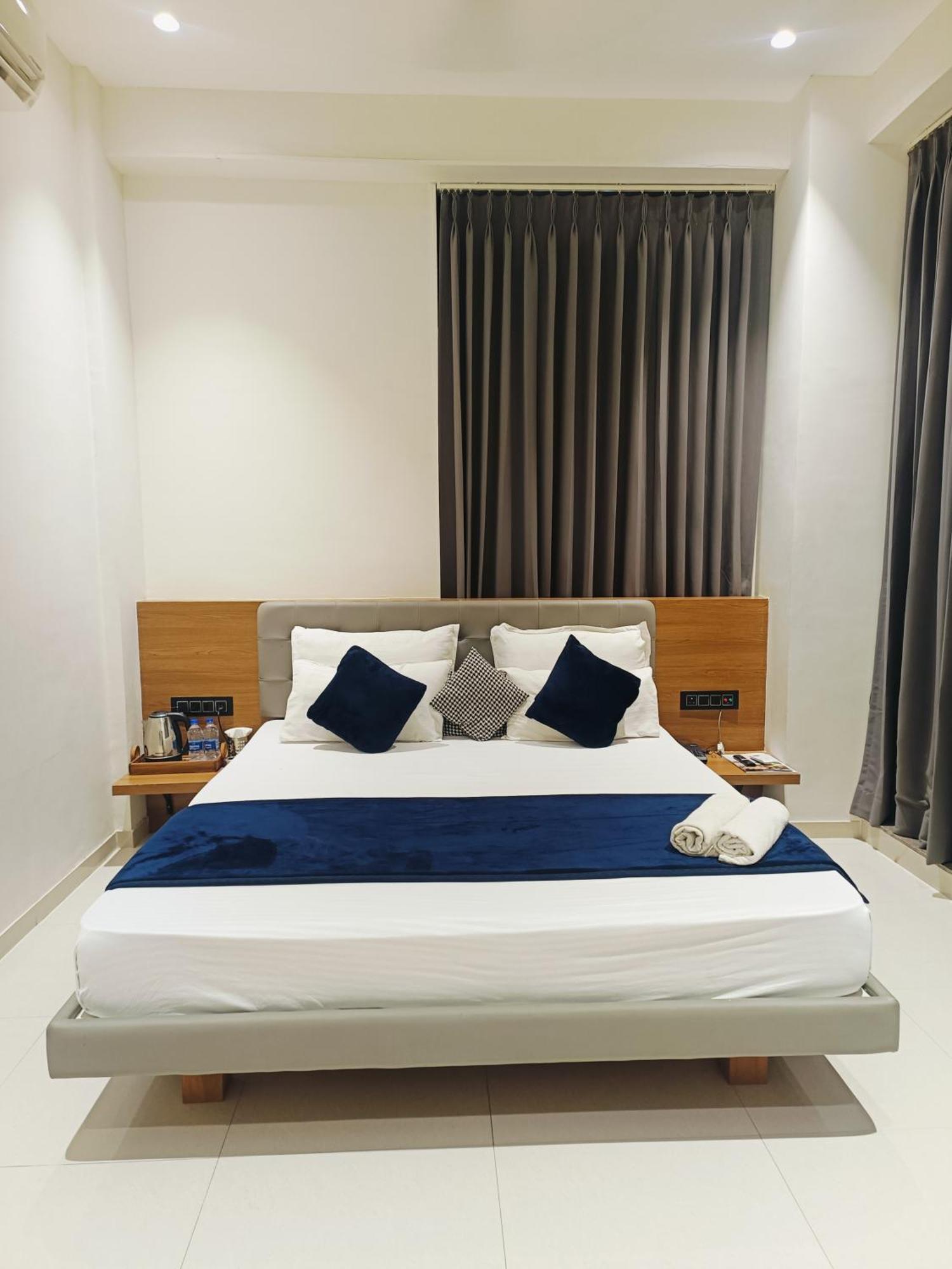 Hotel Gold Palace Inn Σουράτ Εξωτερικό φωτογραφία